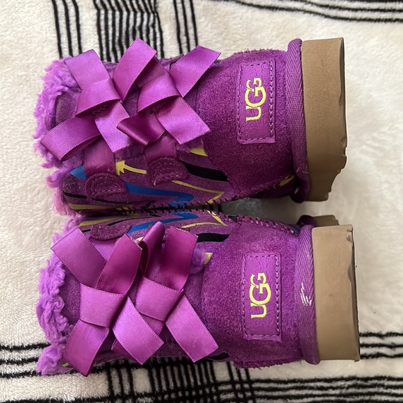 Children’s Size 6 UGG Boots - Picture 6 of 8